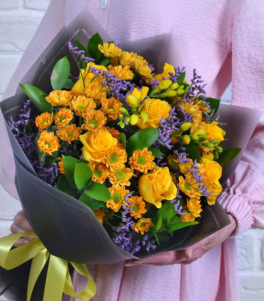 Букет из Роз, Фрезий и Хризантемы Сантини «Горчичное настроение»