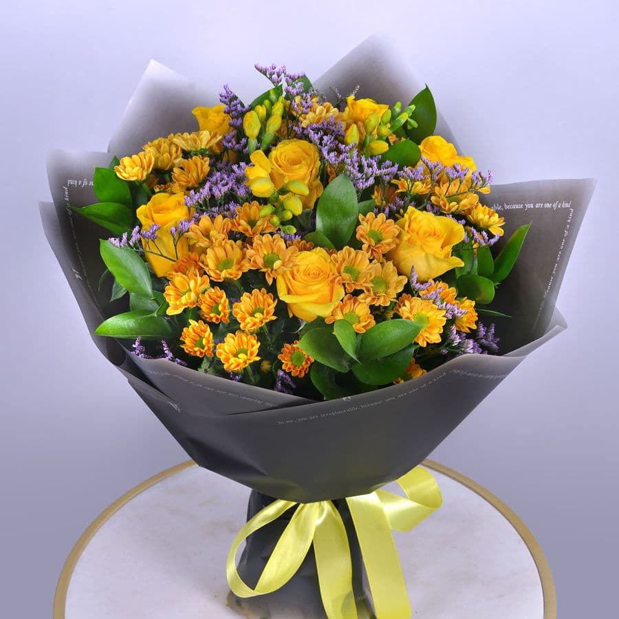 Букет из Роз, Фрезий и Хризантемы Сантини «Горчичное настроение»