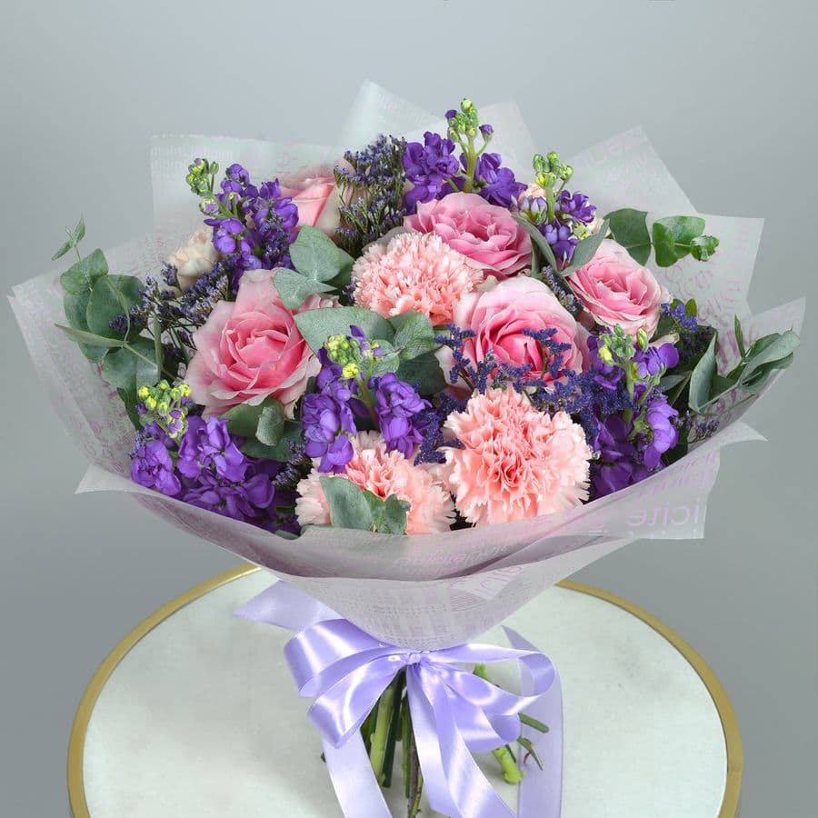 Букет из Роз, Гвоздик и Маттиолы «Роуди»