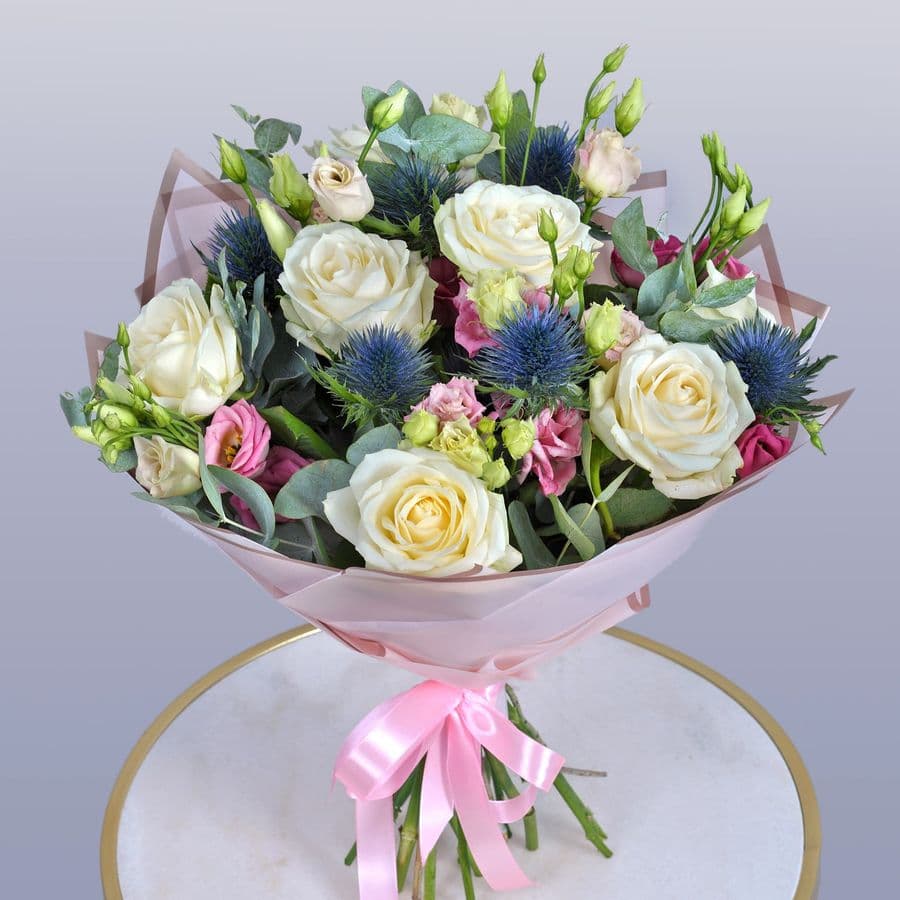 Букет из Эрингиума, Эустомы и Роз «Нежные следы от шипов»