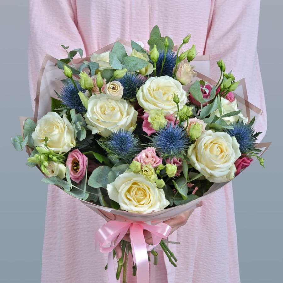 Букет из Эрингиума, Эустомы и Роз «Нежные следы от шипов»