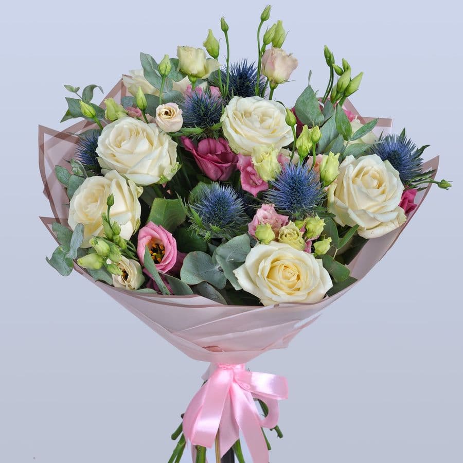 Букет из Эрингиума, Эустомы и Роз «Нежные следы от шипов»
