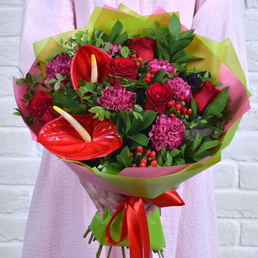 Букет с Красным Антуриумом, Гиперикумом «Доблесть»