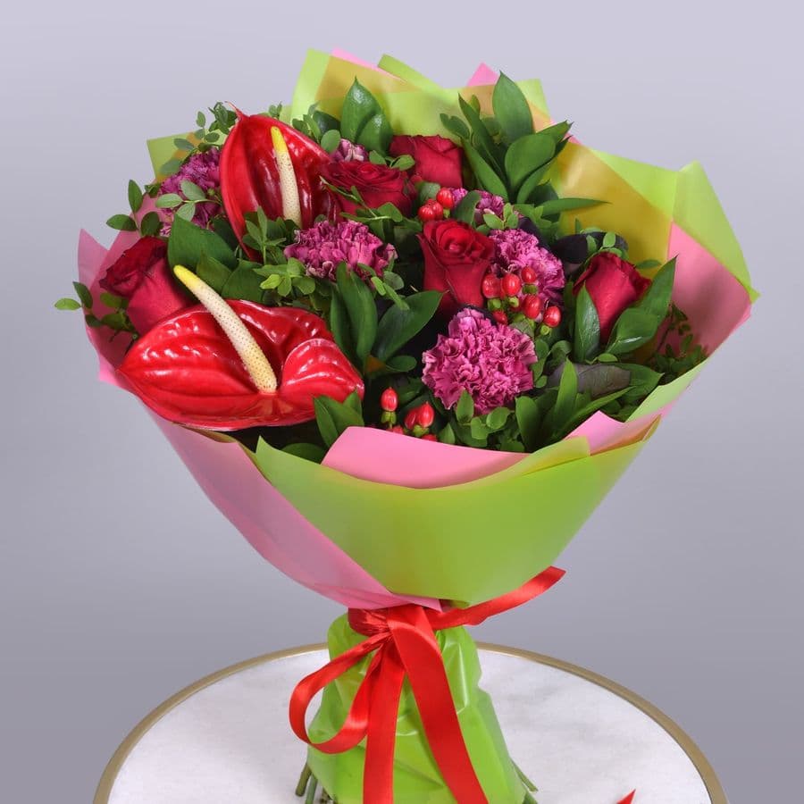 Букет с Красным Антуриумом, Гиперикумом «Доблесть»