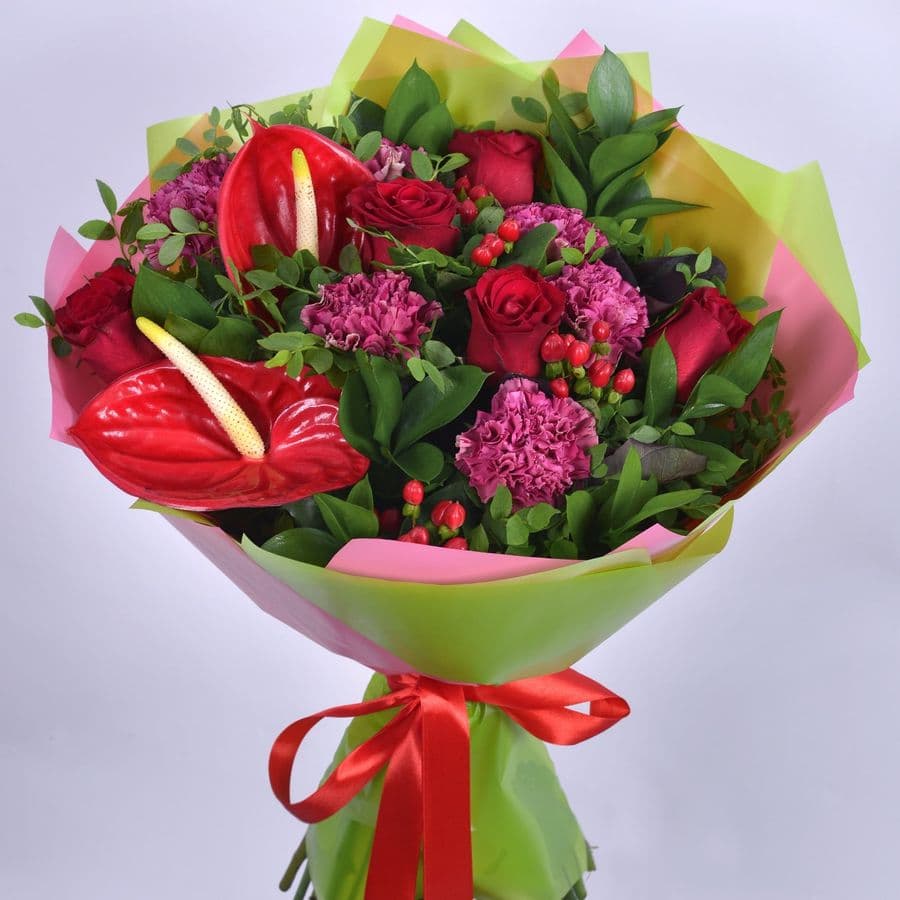 Букет с Красным Антуриумом, Гиперикумом «Доблесть»