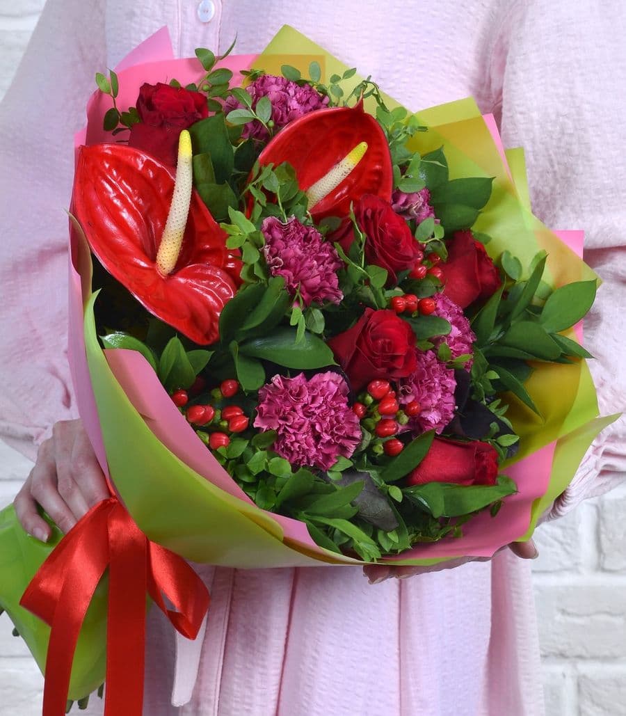 Букет с Красным Антуриумом, Гиперикумом «Доблесть»