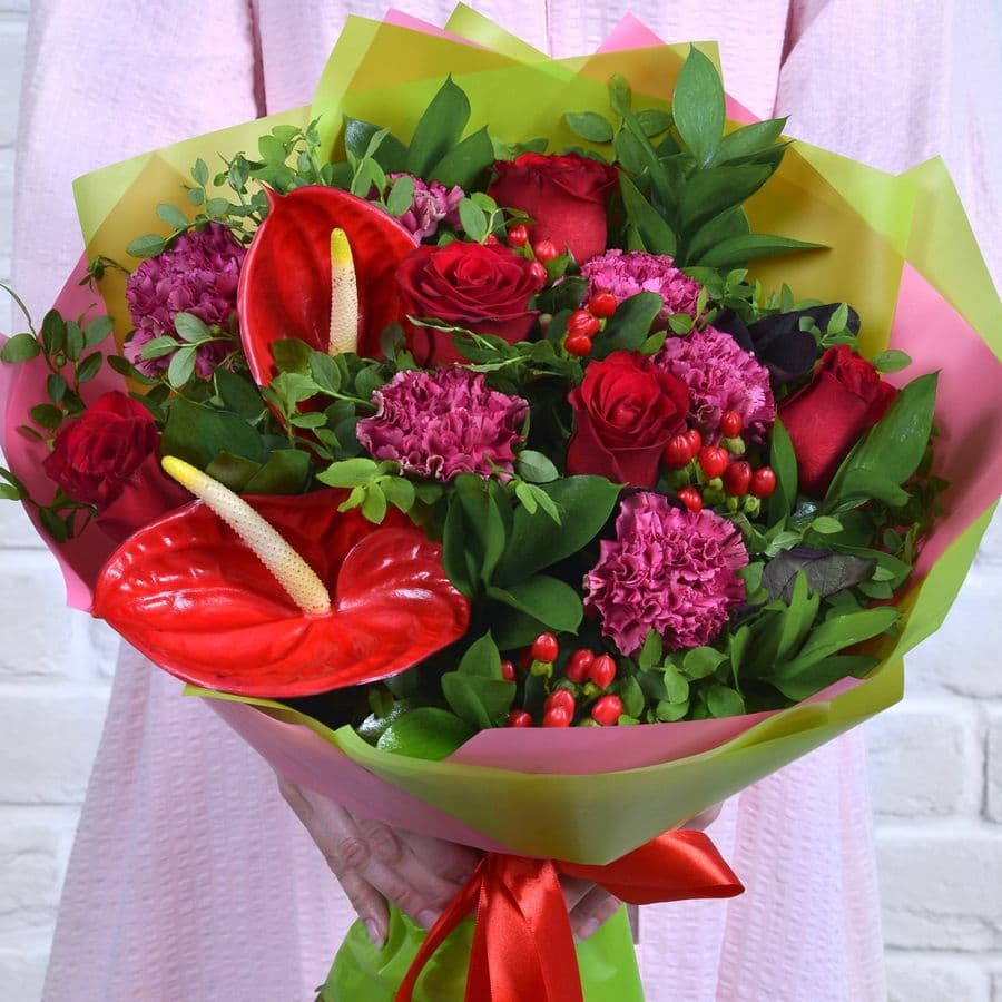 Букет с Красным Антуриумом, Гиперикумом «Доблесть»