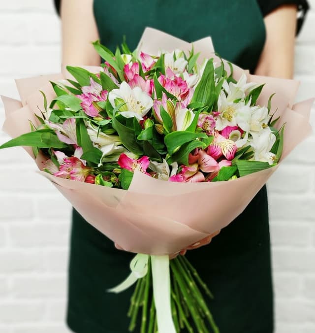 Букет из розовой и белой Альстромерии «Нежный» Букет из розовой и белой Альстромерии «Нежный»