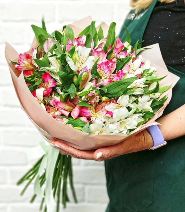 Букет из розовой и белой Альстромерии «Нежный» Букет из розовой и белой Альстромерии «Нежный»