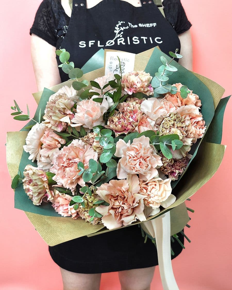 Букет из Гвоздики и Эвкалипта «Роскошь Диантуса»