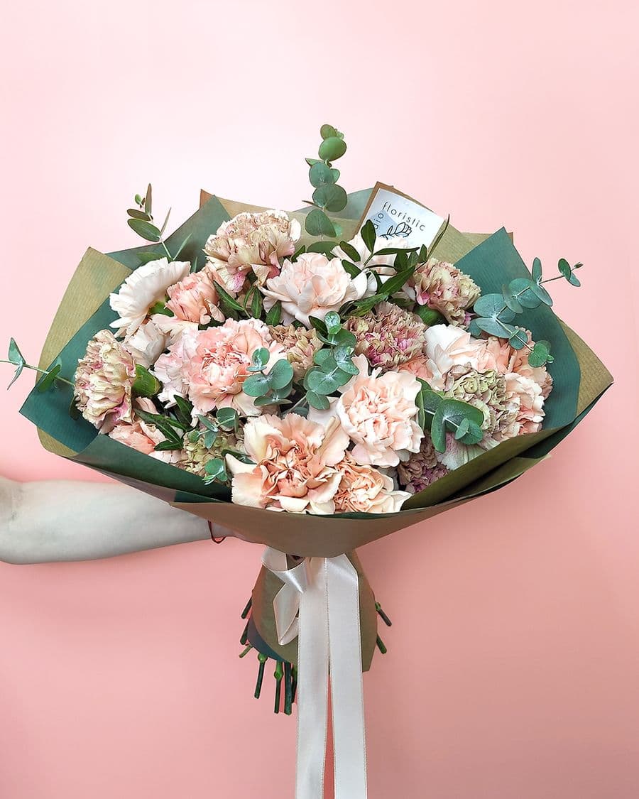 Букет из Гвоздики и Эвкалипта «Роскошь Диантуса»