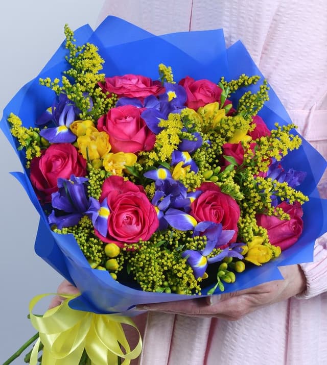 Букет из Роз и Ирисов «Малиновые ночи» Букет из Роз и Ирисов «Малиновые ночи»