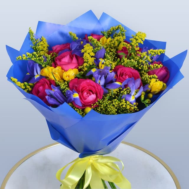 Букет из Роз и Ирисов «Малиновые ночи» Букет из Роз и Ирисов «Малиновые ночи»