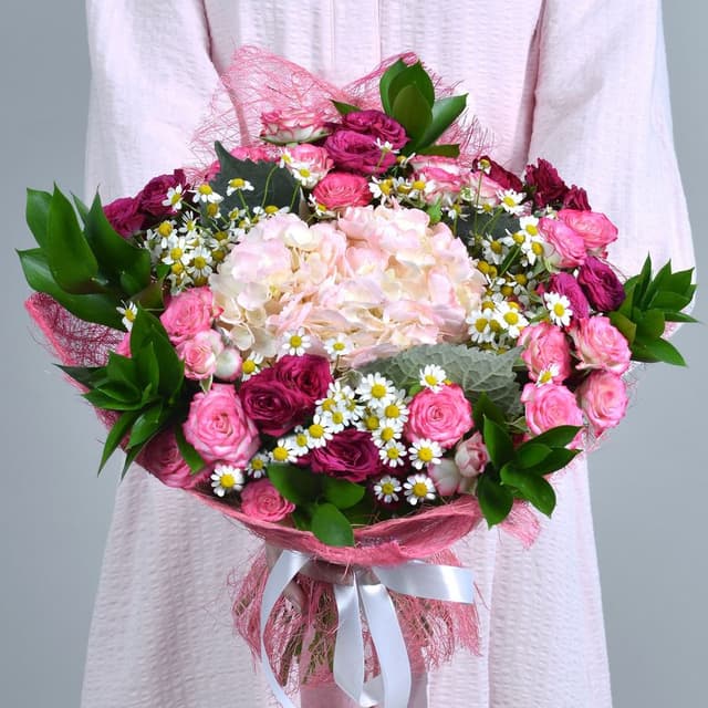 Букет из Розовой Гортензии и кустовых Роз «Райское яблочко» Букет из Розовой Гортензии и кустовых Роз «Райское яблочко»