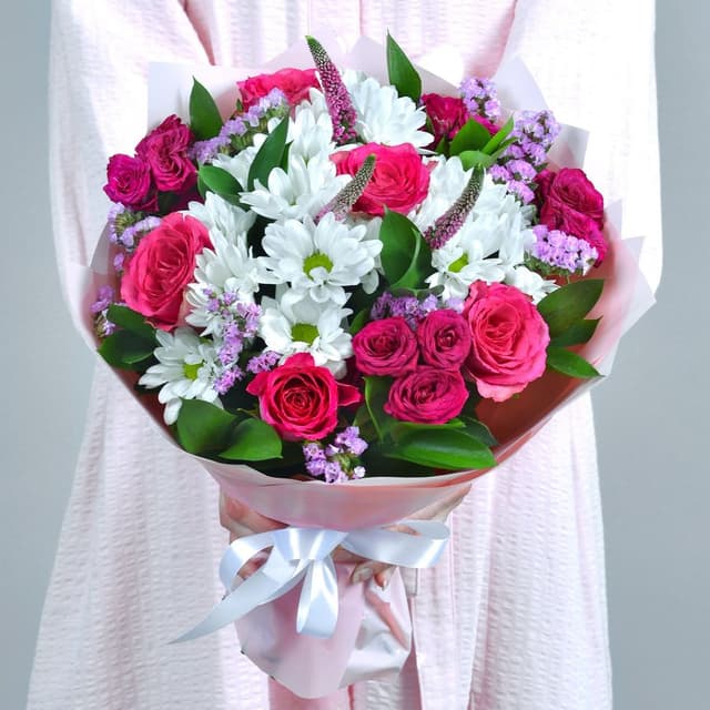 Букет из Хризантемы Сантини, Малиновых Роз и Вероники «Необыкновенной» Букет из Хризантемы Сантини, Малиновых Роз и Вероники «Необыкновенной»