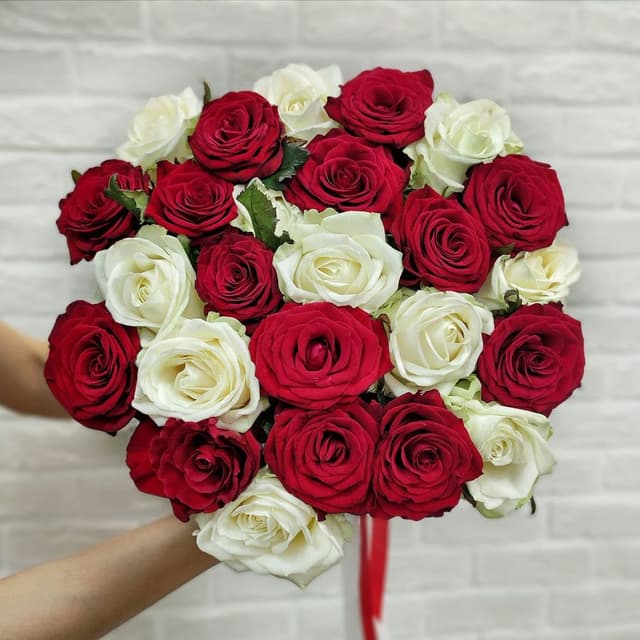 Букет из Роз «Микс красно-белый» под ленту 60 см Букет из Роз «Микс красно-белый» под ленту 60 см