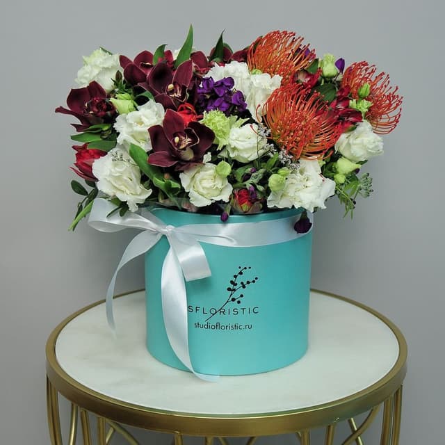 Композиция из Маттиолы, Лизиантуса и Орхидеи в шляпной коробке «Необычный сад» Композиция из Маттиолы, Лизиантуса и Орхидеи в шляпной коробке «Необычный сад»