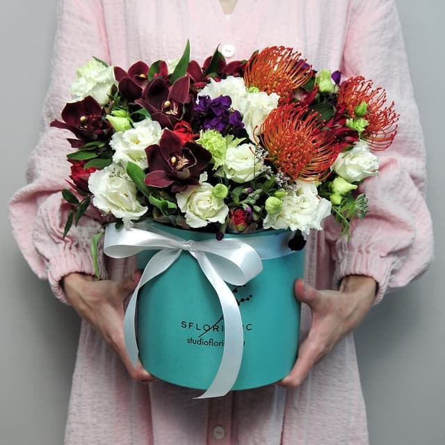 Композиция из Маттиолы, Лизиантуса и Орхидеи в шляпной коробке «Необычный сад» Композиция из Маттиолы, Лизиантуса и Орхидеи в шляпной коробке «Необычный сад»