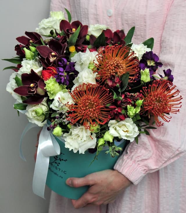 Композиция из Маттиолы, Лизиантуса и Орхидеи в шляпной коробке «Необычный сад» Композиция из Маттиолы, Лизиантуса и Орхидеи в шляпной коробке «Необычный сад»