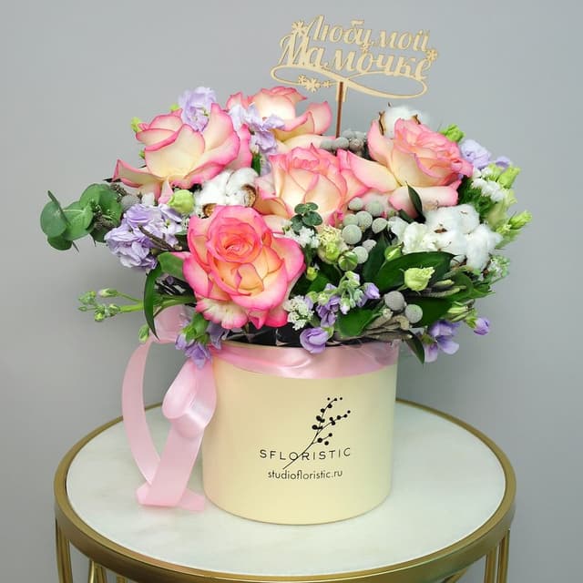 Композиция из Маттиолы и Лизиантуса в шляпной коробке «Самой нежной» Композиция из Маттиолы и Лизиантуса в шляпной коробке «Самой нежной»