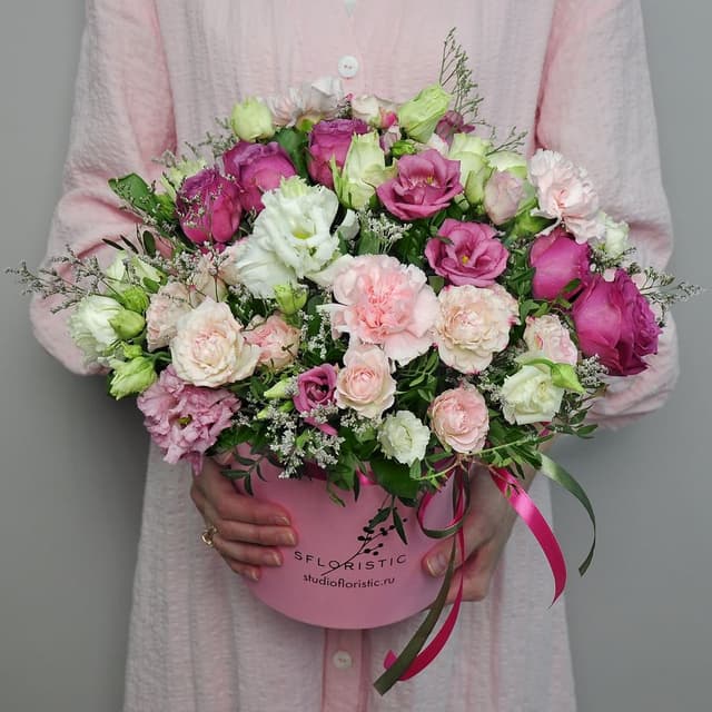 Композиция из Роз, Лизиантусов и Диантусов в шляпной коробке «Самой красивой мамочке» Композиция из Роз, Лизиантусов и Диантусов в шляпной коробке «Самой красивой мамочке»