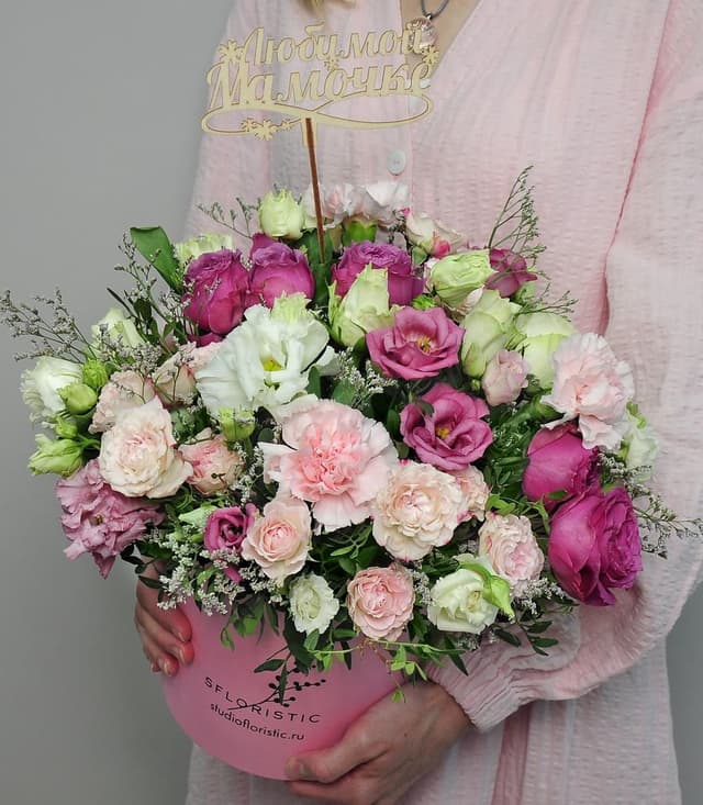 Композиция из Роз, Лизиантусов и Диантусов в шляпной коробке «Самой красивой мамочке» Композиция из Роз, Лизиантусов и Диантусов в шляпной коробке «Самой красивой мамочке»