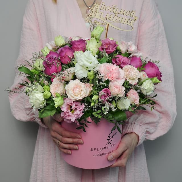 Композиция из Роз, Лизиантусов и Диантусов в шляпной коробке «Самой красивой мамочке» Композиция из Роз, Лизиантусов и Диантусов в шляпной коробке «Самой красивой мамочке»