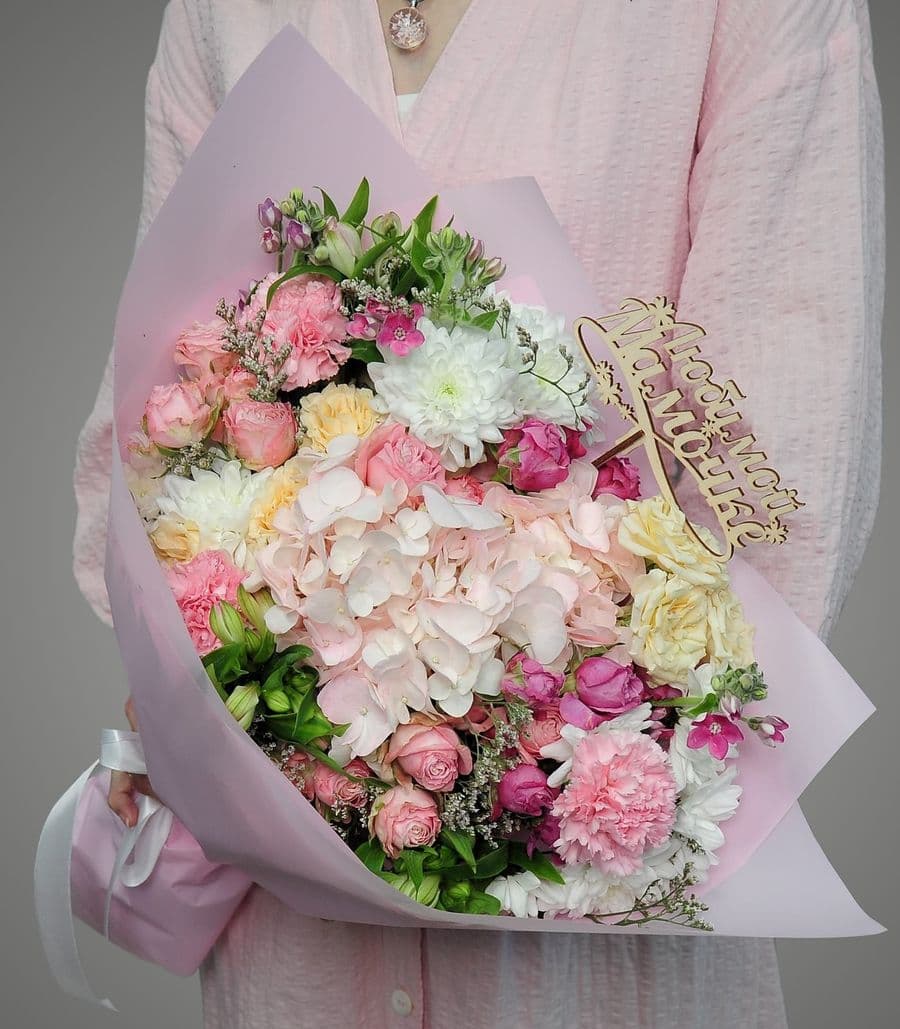 Букет из Гортензии, Альстромерии и Кустовой Розы «Ласковой»