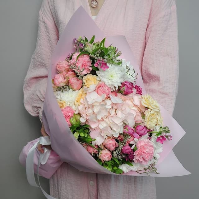 Букет из Гортензии, Альстромерии и Кустовой Розы «Ласковой» Букет из Гортензии, Альстромерии и Кустовой Розы «Ласковой»