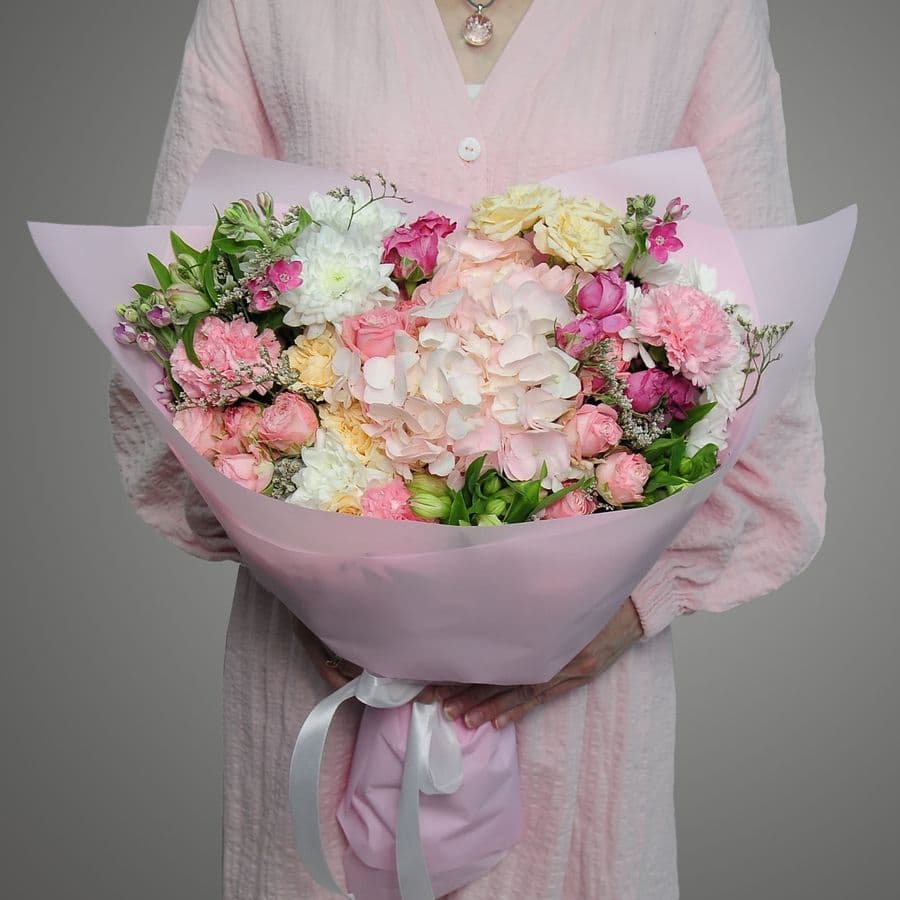Букет из Гортензии, Альстромерии и Кустовой Розы «Ласковой»