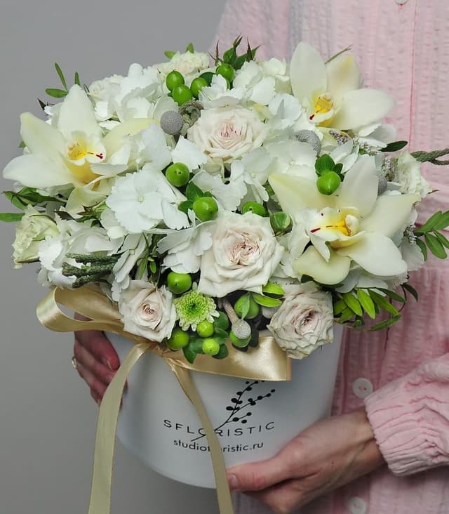 Композиция из Роз и Орхидей «Флоренция» в шляпной коробке Композиция из Роз и Орхидей «Флоренция» в шляпной коробке