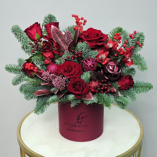Новогодняя композиция из Нобилиса и Роз «Красное настроение» Новогодняя композиция из Нобилиса и Роз «Красное настроение»