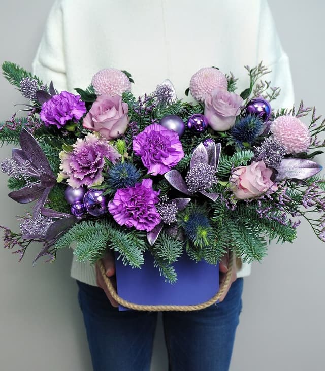 Новогодняя композиция из Нобилиса, Роз и Хризантем «Пушистая зима» Новогодняя композиция из Нобилиса, Роз и Хризантем «Пушистая зима»