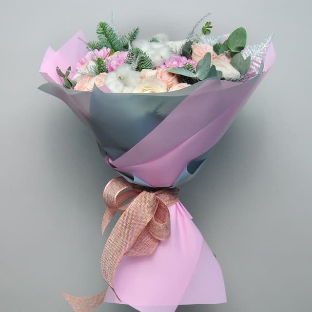 Букет Новогодний из Ранункулюса, Кустовой Розы, Гвоздики «Розовый мох» Букет Новогодний из Ранункулюса, Кустовой Розы, Гвоздики «Розовый мох»