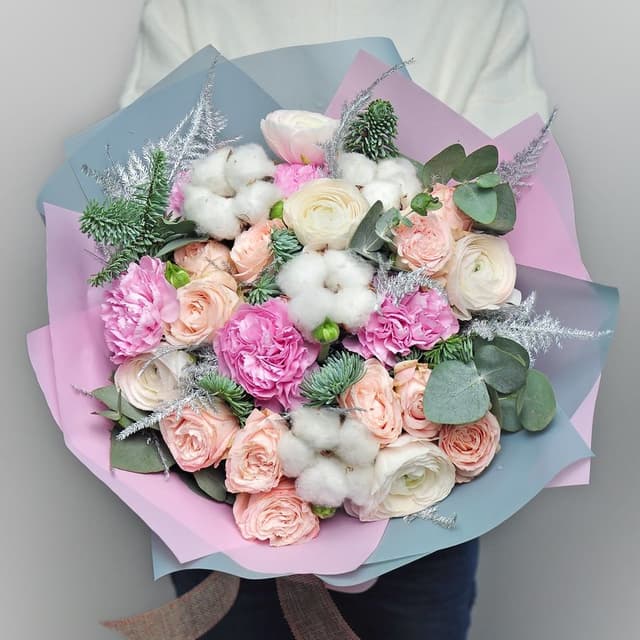 Букет Новогодний из Ранункулюса, Кустовой Розы, Гвоздики «Розовый мох» Букет Новогодний из Ранункулюса, Кустовой Розы, Гвоздики «Розовый мох»