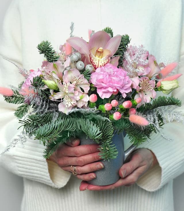 Новогодняя композиция из Нобилиса, Орхидей и Альстромерий в кружке «Розовый рассвет» Новогодняя композиция из Нобилиса, Орхидей и Альстромерий в кружке «Розовый рассвет»