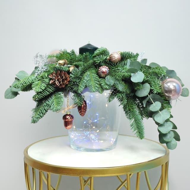 Интерьерная новогодняя композиция из Эвкалипта и Нобилиса «Вечер в лесу» Интерьерная новогодняя композиция из Эвкалипта и Нобилиса «Вечер в лесу»