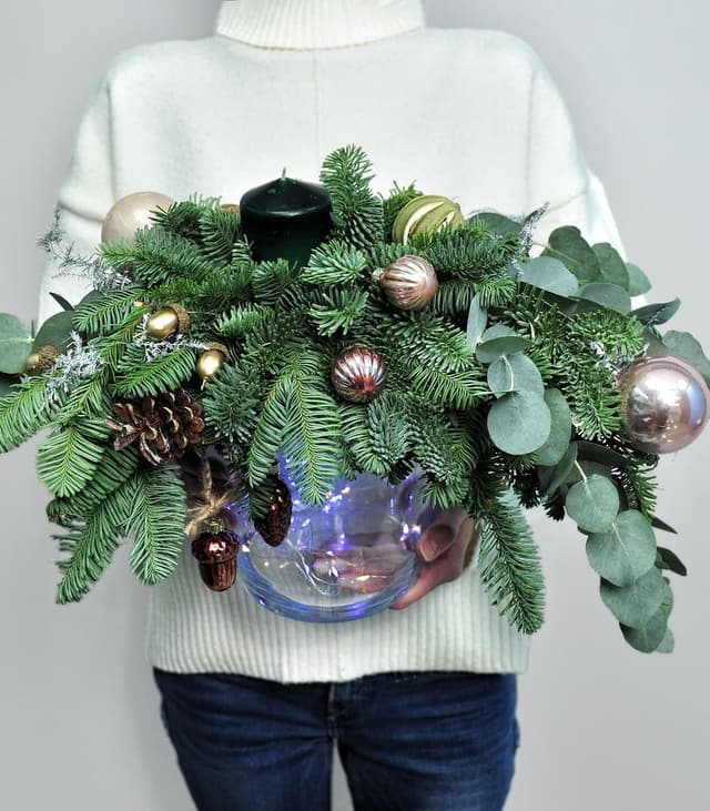 Интерьерная новогодняя композиция из Эвкалипта и Нобилиса «Вечер в лесу» Интерьерная новогодняя композиция из Эвкалипта и Нобилиса «Вечер в лесу»