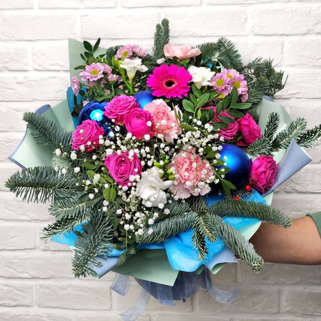 Букет Новогодний из Розы, Фрезии и Хризантемы «Сочельник» Букет Новогодний из Розы, Фрезии и Хризантемы «Сочельник»