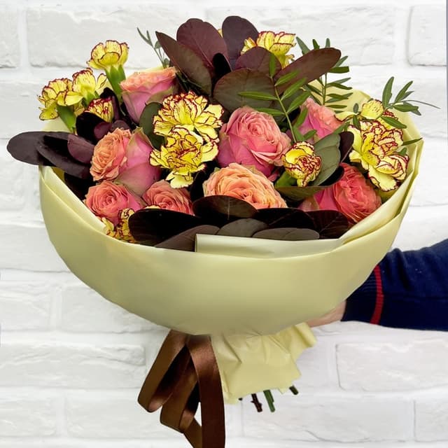 Букет из Розы Вайд Лук, Гвоздики с контуром и базиликом «Базилик» Букет из Розы Вайд Лук, Гвоздики с контуром и базиликом «Базилик»