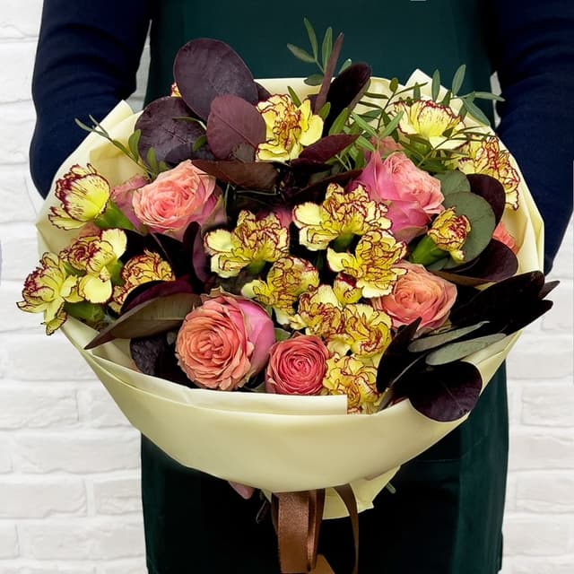 Букет из Розы Вайд Лук, Гвоздики с контуром и базиликом «Базилик» Букет из Розы Вайд Лук, Гвоздики с контуром и базиликом «Базилик»