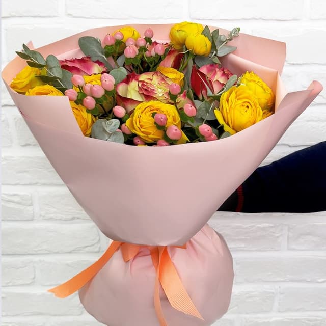 Букет из Роз, Эвкалипта и Гиперикума «Теплый рассвет» Букет из Роз, Эвкалипта и Гиперикума «Теплый рассвет»