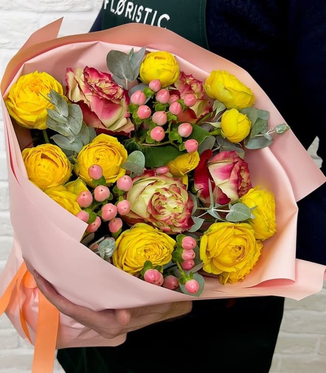 Букет из Роз, Эвкалипта и Гиперикума «Теплый рассвет» Букет из Роз, Эвкалипта и Гиперикума «Теплый рассвет»