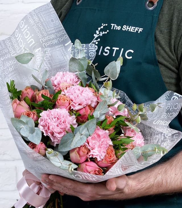 Букет из Розовой Гвоздики и Розы с эвкалиптом «Гламурной» Букет из Розовой Гвоздики и Розы с эвкалиптом «Гламурной»