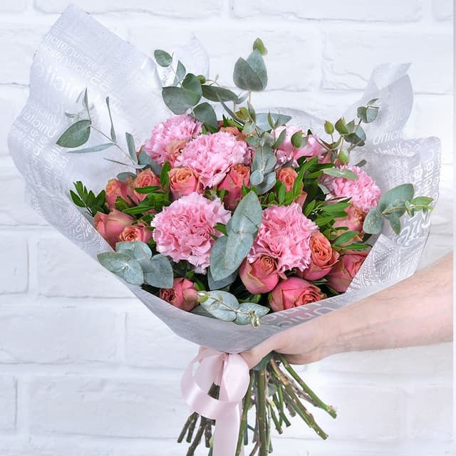 Букет из Розовой Гвоздики и Розы с эвкалиптом «Гламурной» Букет из Розовой Гвоздики и Розы с эвкалиптом «Гламурной»