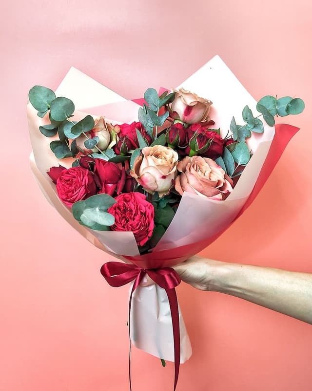 Букет роз Ред Пиано и Розы Капучино с эвкалиптом «Женственной» Букет роз Ред Пиано и Розы Капучино с эвкалиптом «Женственной»