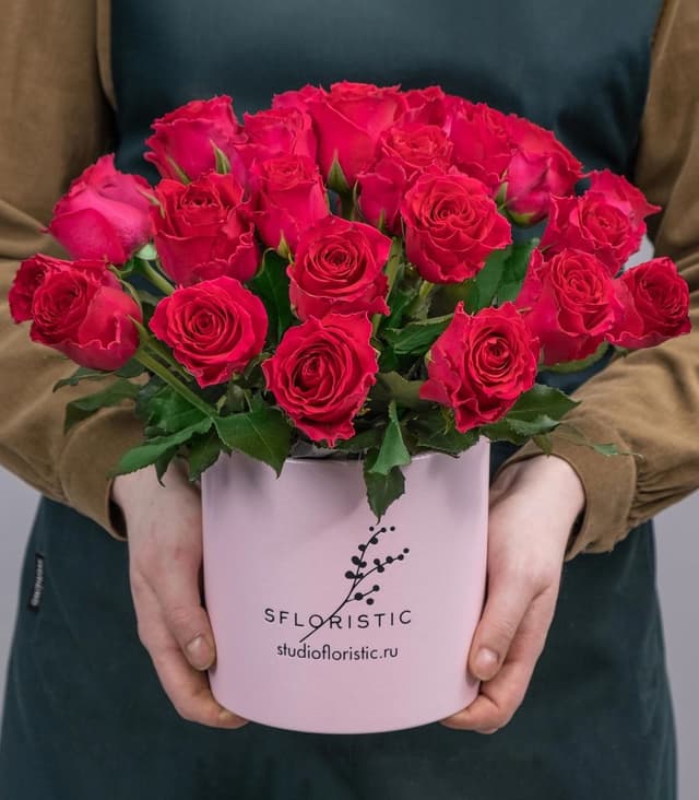 Композиция из малиновых Роз Кения 25 шт в шляпной коробке «Малинки» Композиция из малиновых Роз Кения 25 шт в шляпной коробке «Малинки»