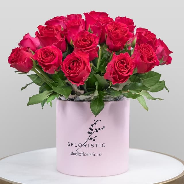 Композиция из малиновых Роз Кения 25 шт в шляпной коробке «Малинки» Композиция из малиновых Роз Кения 25 шт в шляпной коробке «Малинки»
