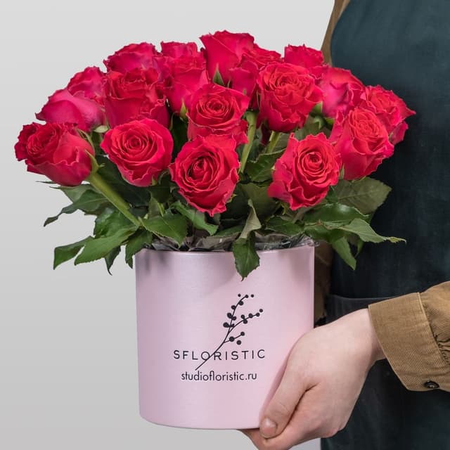 Композиция из малиновых Роз Кения 25 шт в шляпной коробке «Малинки» Композиция из малиновых Роз Кения 25 шт в шляпной коробке «Малинки»