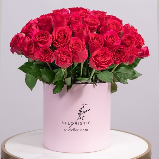 Композиция из малиновых Роз Кения 51 шт в шляпной коробке «Малиновый закат» Композиция из малиновых Роз Кения 51 шт в шляпной коробке «Малиновый закат»